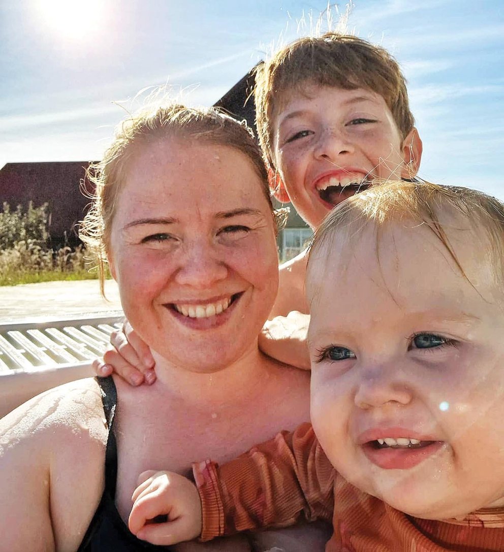 „Ég og elsti drengurinn okkar, Halldór Kristian, og sú yngsta, Davia Sól, í heita pottinum heima,“ segir Guðrún. MYNDIR AÐSENDAR