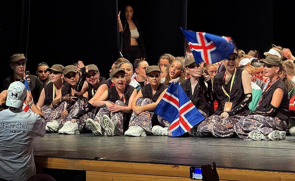 Danshópurinn bíður eftir að úrslit verði gerð kunn. MYND: RÓBERT DANÍEL