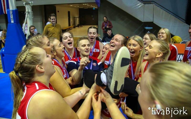 Darri Freyr Atlason í miklum Valskvennafans.  Mynd: Eva Björk - af Facebooksíðu Darra.