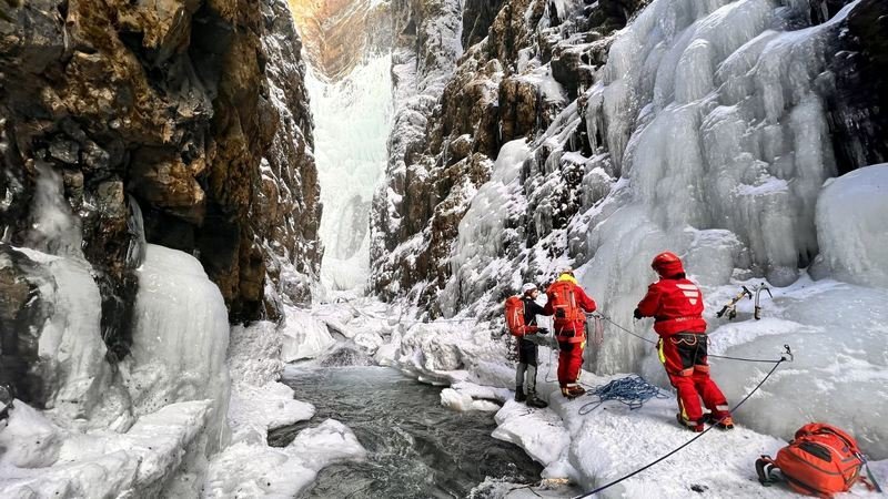 Aðstæður voru erfiðar á vettvangi slyssins við Glym. Mynd: Landsbjörg.