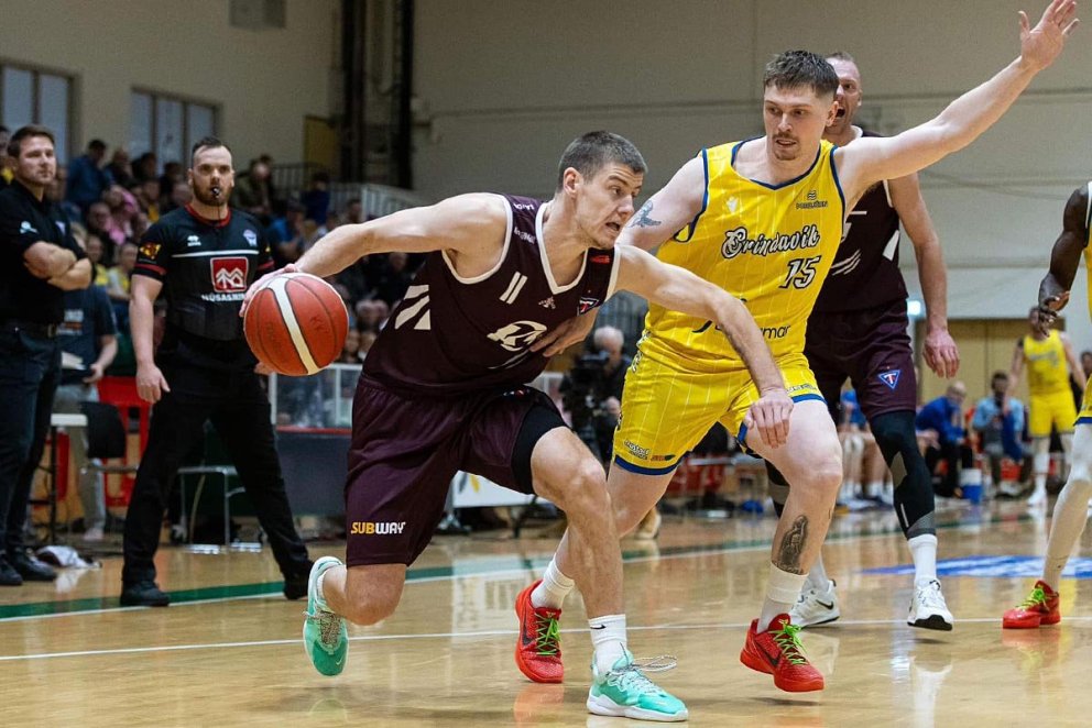 Davis Geks og Valur Króksari Valsson takast á í gær. MYND: BÁRA