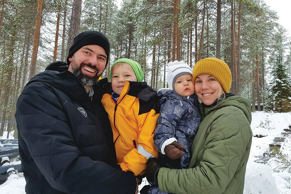 Fjölskyldan í bústaðarferð hjá tengdafjölskyldunni í Posio í Lapplandi. Gunnar Þór, Óskar Otto (6 ára), Jóhannes Þór (1árs) og Elisa Saukko. MYNDIR AÐSENDAR