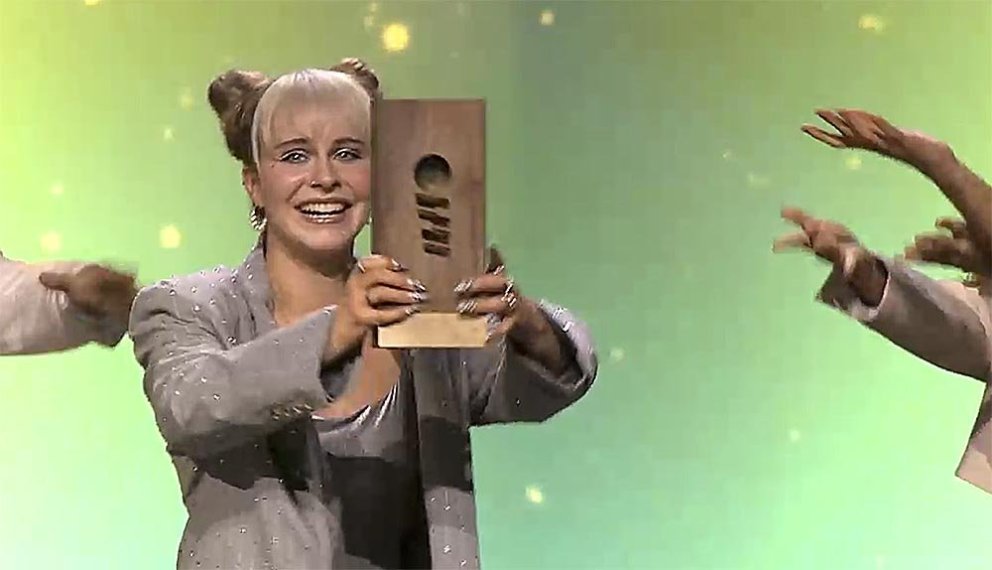 Diljá tekur við verðlaunagrup Söngvakeppninnar. SKJÁSKOT