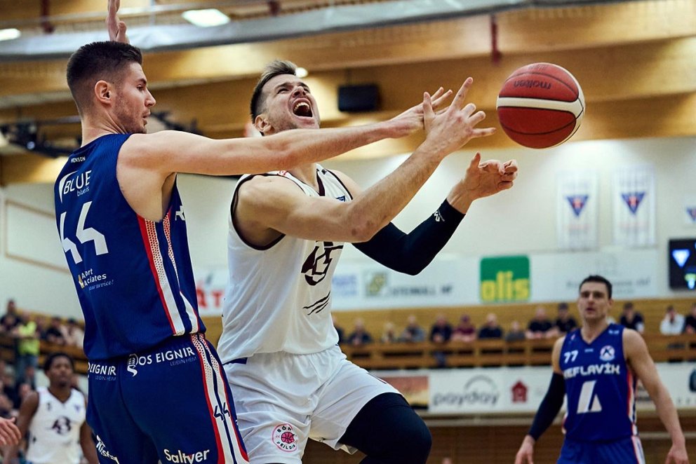 Dimitrios í baráttunni hér heima í Síkinu í fyrsta leik liðanna. MYND: @SIGURÐUR INGI