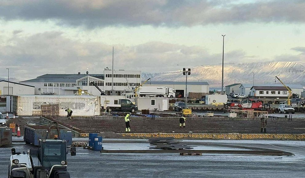 Unnið við grunn að frystiklefa Dögunar. MYND: GG