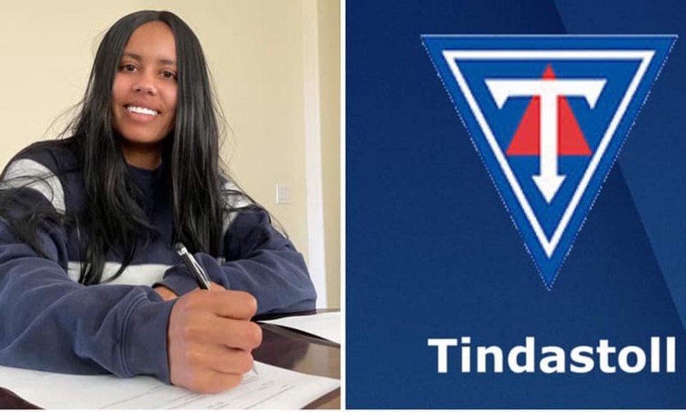 Dom skrifar undir samning við lið Tindastóls. MYND AF FACEBOOK