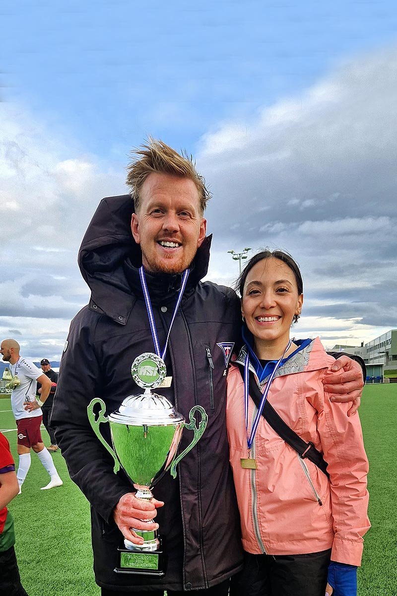 Dom og Janeth með bikarinn að loknum leiknum gegn Árborg um síðustu helgi. MYND: ÓMAR BRAGI