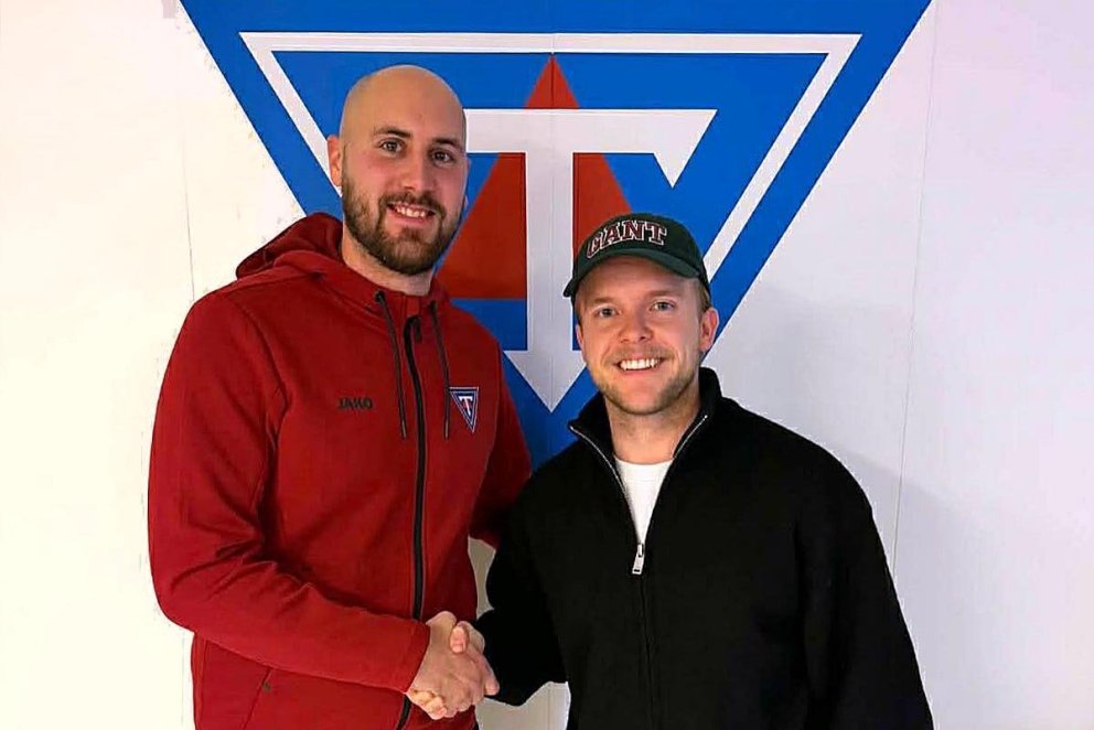 Domi þjálfari og Jóhann Daði formaður handsala samninginn. MYND AF FB-SÍÐU KNATTSPYRNUDEILDAR TINDASTÓLS