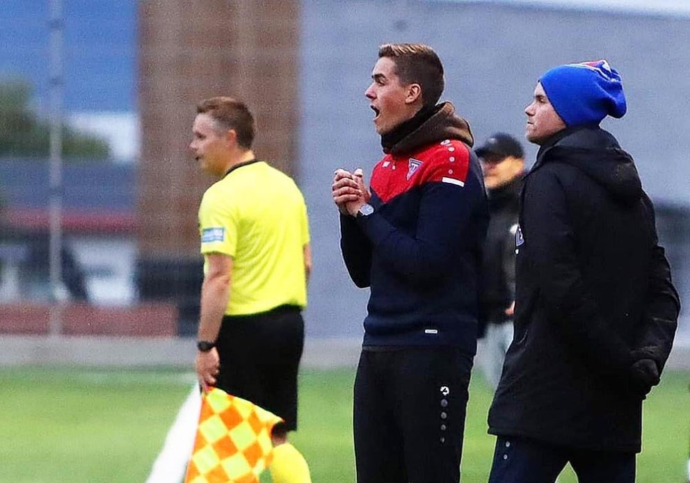 Konni og Donni saman á hliðarlínunni.