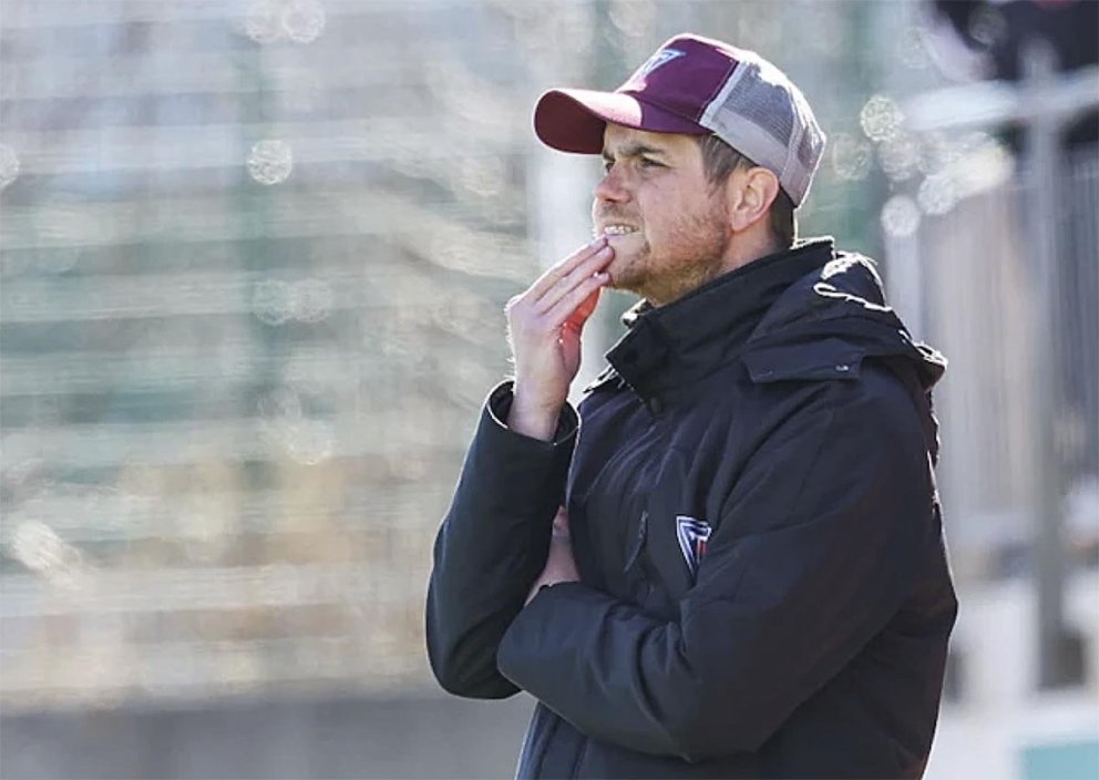 Donni þjálfari íbygginn snemma leiks. MYND: FÓTBOLTI.NET/HAFLIÐI BREIÐFJÖRÐ