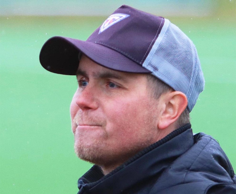 Donni þjálfari stoltur og klökkur í leikslok þann 16. setpember 2023 þegar Stólastúlkur héldu sæti sínu í efstu deild í fyrsta sinn. Á myndinn neðst í fréttinni er Donni (lengst til vinstri) með Tindastóls-fjölskyldunni. MYNDIR ÓAB