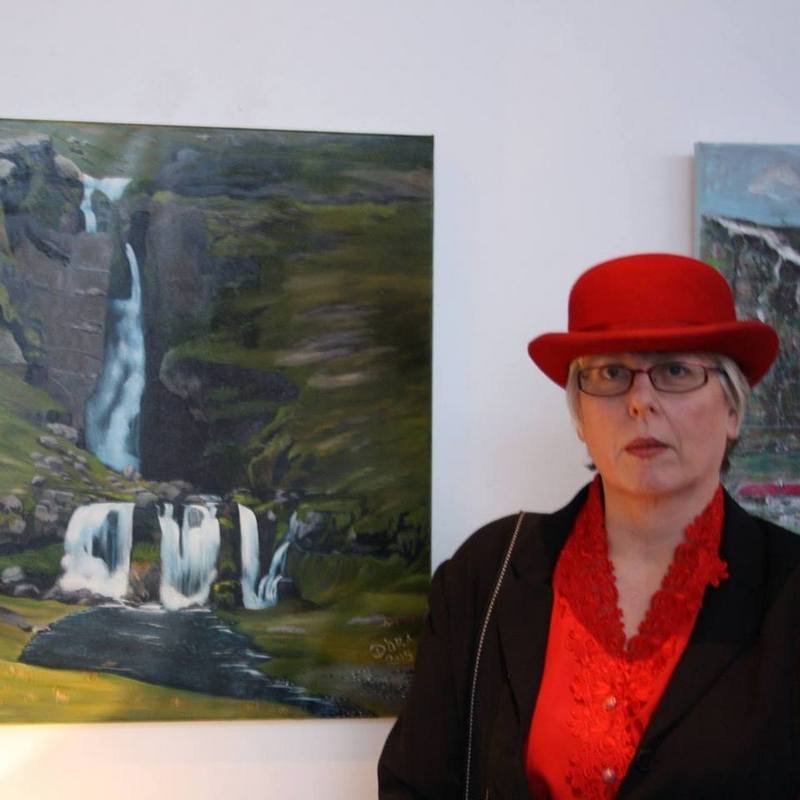 Dóra við eitt málverka sinna. Aðsendar myndir.