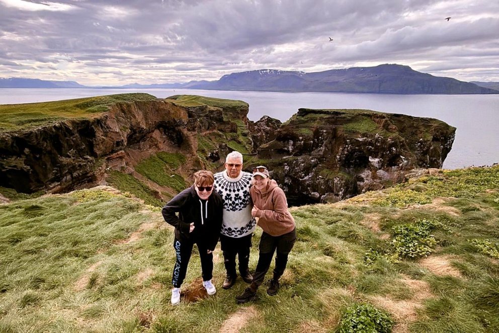 Bjössi Sighvats með nemendurna í Drangey. AÐSENDAR MYNDIR