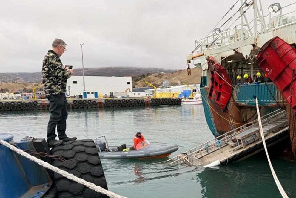 Viggó Jónsson fylgist með aðgerðum. MYND AF FISK.IS