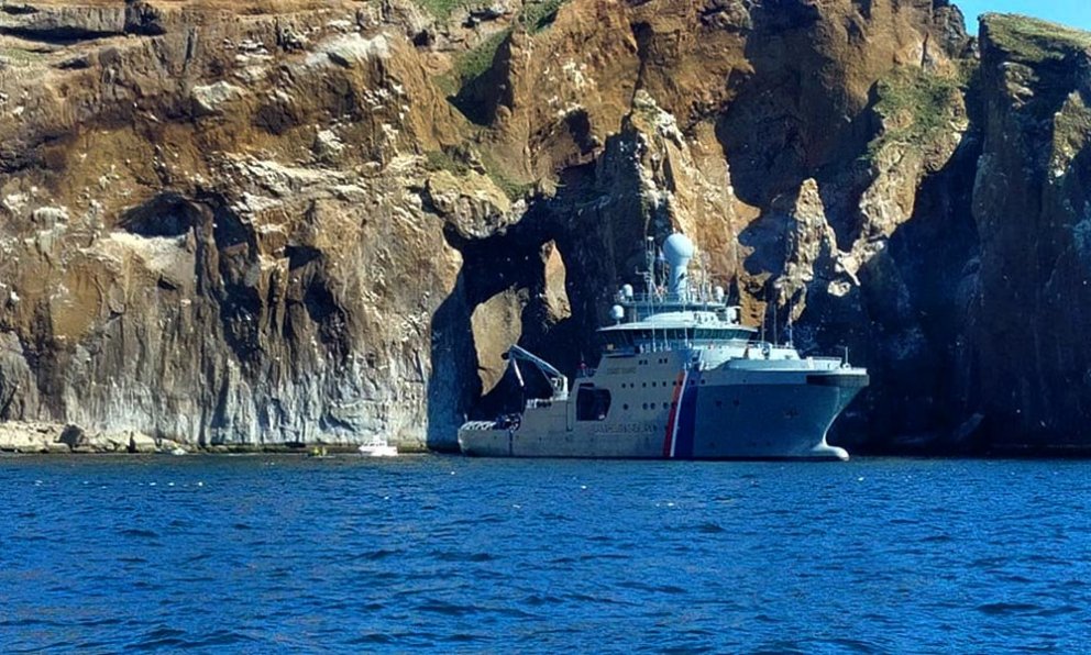 Varðskip Landhelgisgæslunnar, Þór, aðstoðaði kappana í Drangeyjarferðum við framkvæmdir. MYNDIR: ÞORGRÍMUR ÓMAR UNASON