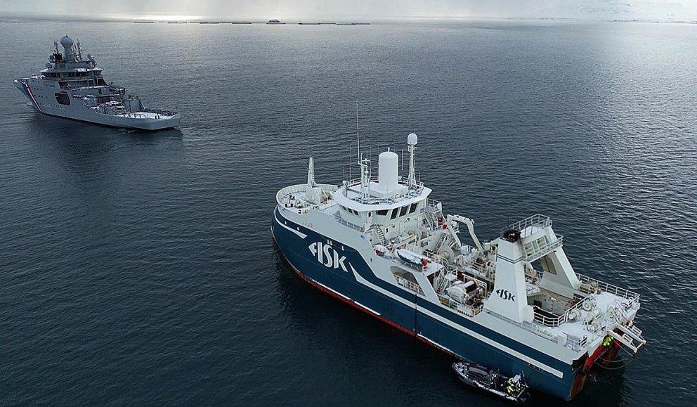 Þór dró Drangeyna inn á Patreksfjörð. Í gamla góða Útvegsspilinu voru togararnir dregnir á upphafsreit – en það er nú allt önnur Ella... MYND AF SÍÐU LANDHELGISGÆSLUNNAR