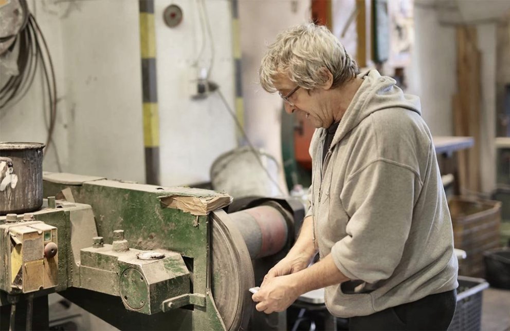 Halli Lalli við vinnu sína.