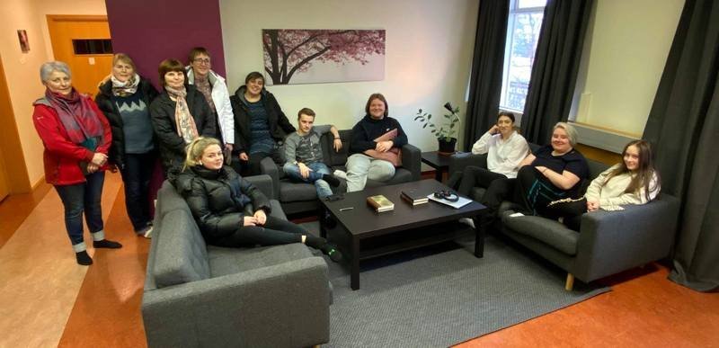 Gærur og nemendur í aldeilis fínni setustofu dreifnáms á Hvammstanga. Mynd af FB.