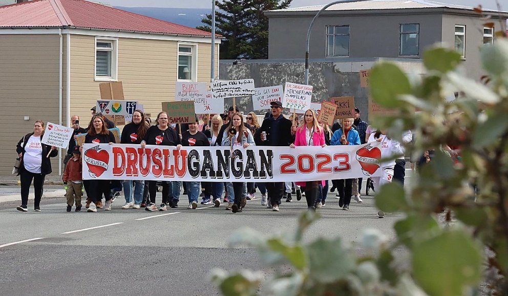 Gangan kemur að Kirkkjutorgina á Sauðárkróki. MYNDIR: ÓAB