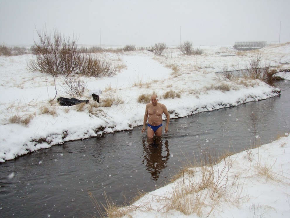 Skutlaði sér í ískalda ána við Sauðármýrina