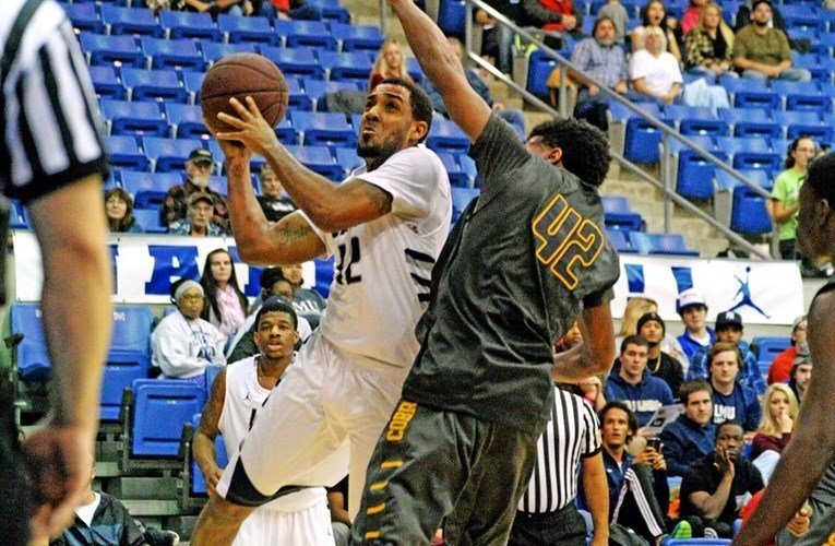 Bakvörðurinn Gerel Simmons – ekki Gene Simmons, bassaleikari Kiss. MYND AF NETINU