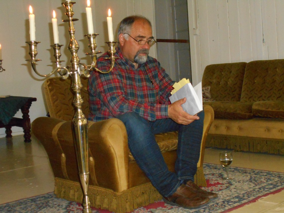 Skáldið les upp úr bók sinni