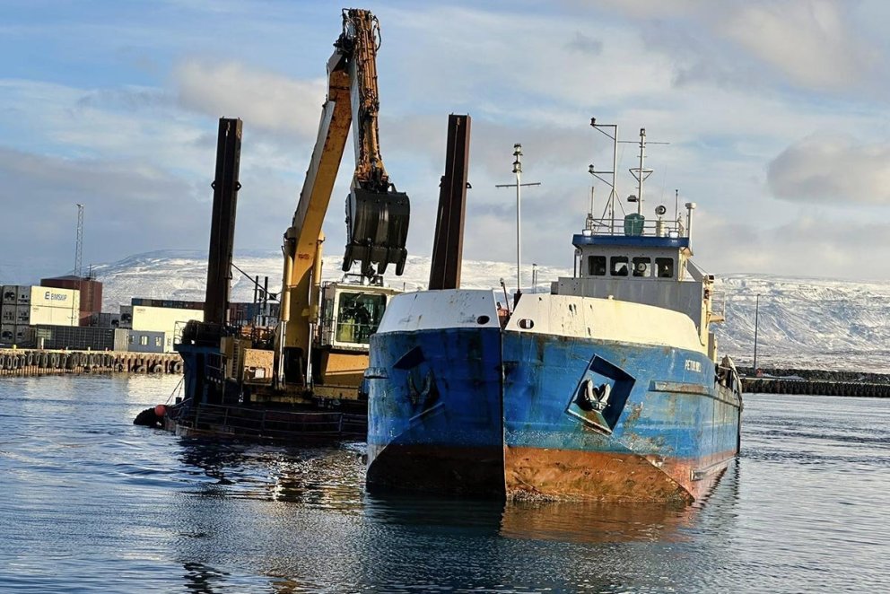 Unnið við dýpkun við nýja þilið. MYNDIR: VALGEIR KÁRASON