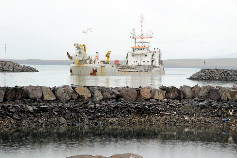 Dýpkunarskipið Galilei við dýpkun við innsiglingu Sauðárkrókshafnar í gær. Mynd: PF.