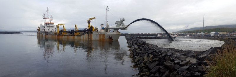 Dýpkunarskipið Galilei að störfum. Mynd: Indriði Þór.