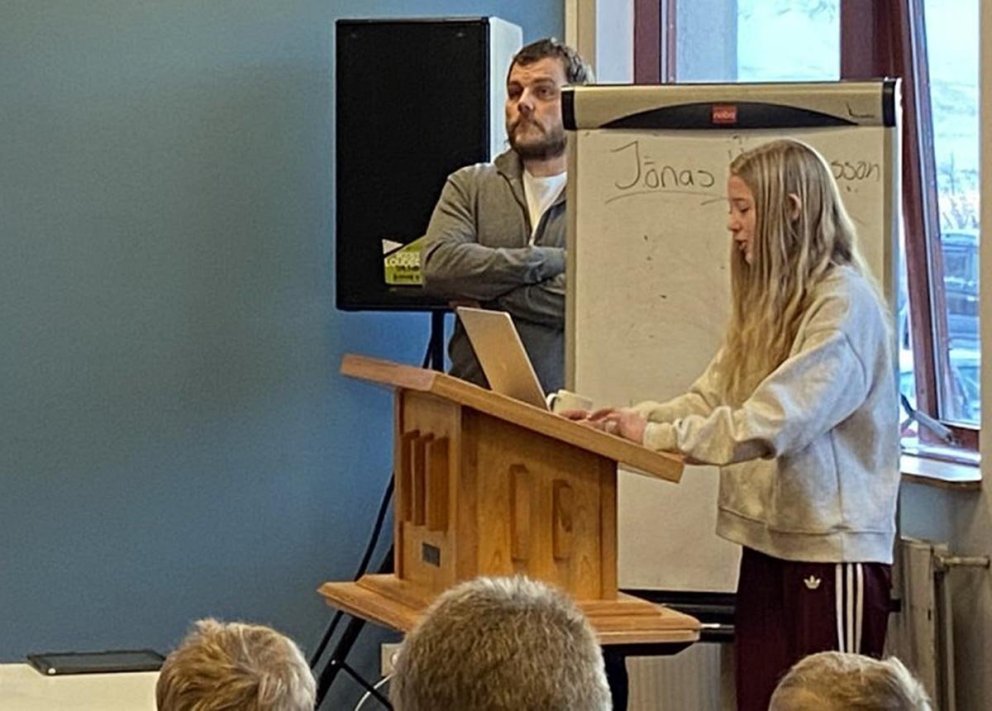 Edda Björg les upp í Varmahlíðarskóla. Ólafur Atli Sindrason kennari er einnig á myndinni. MYND: VARMAHLÍÐARSKÓLI.IS