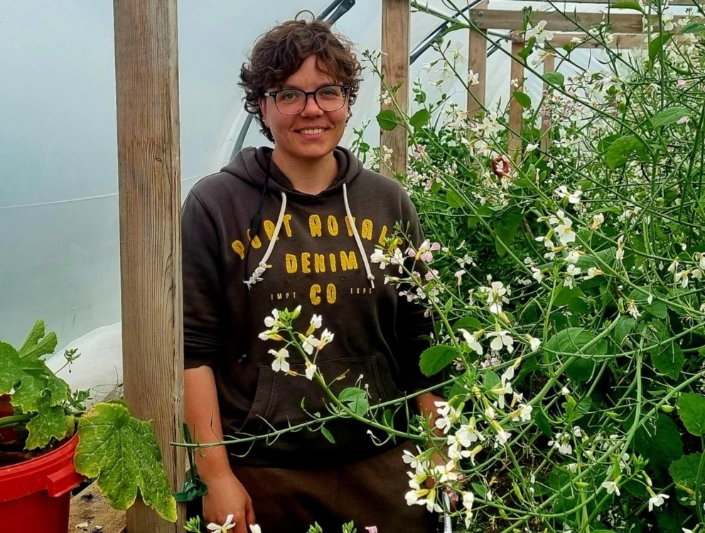 Elínborg umvafin blómum. Mynd: hmj