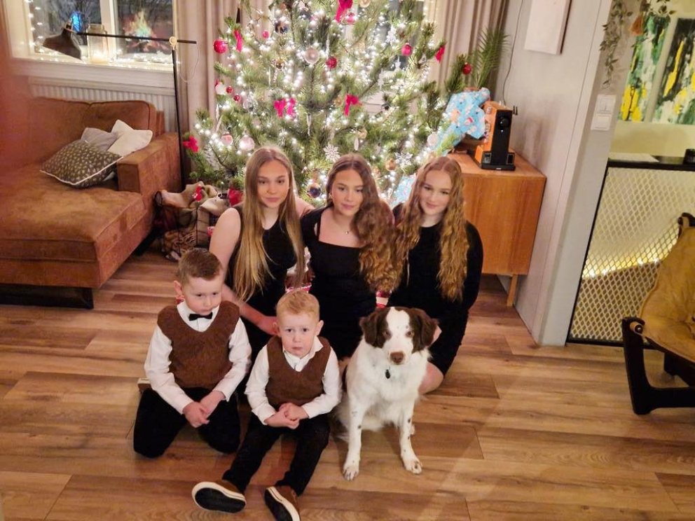 Hér eru allir krakkarnir saman komnir fyrir framan jólatréð ásamt krúttinu honum Móra. MYND AÐSEND