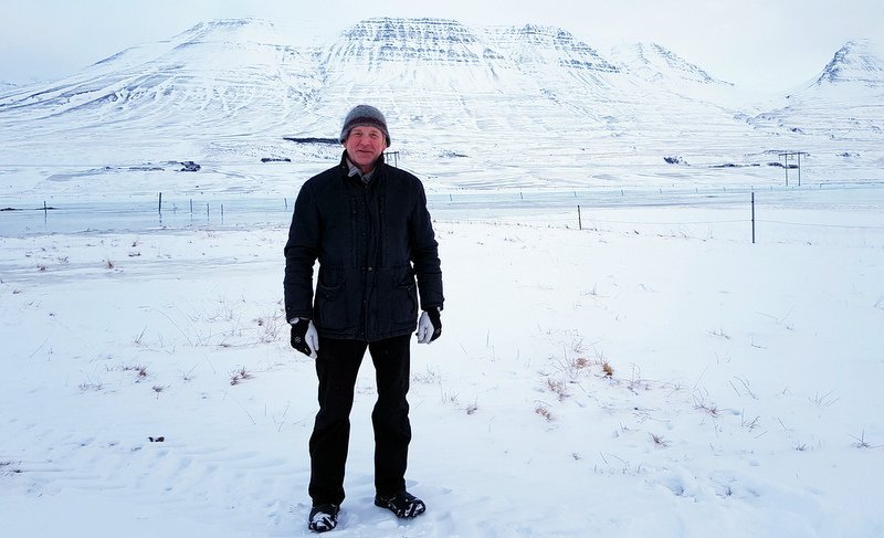 Einar sýnir blaðamanni verksummerki flóðsins en eins og sést er vatnið komið ansi nærri hlaðinu í Stokkhólma. Handan vatna sér í Blönduhlíðina. Mynd: PF.