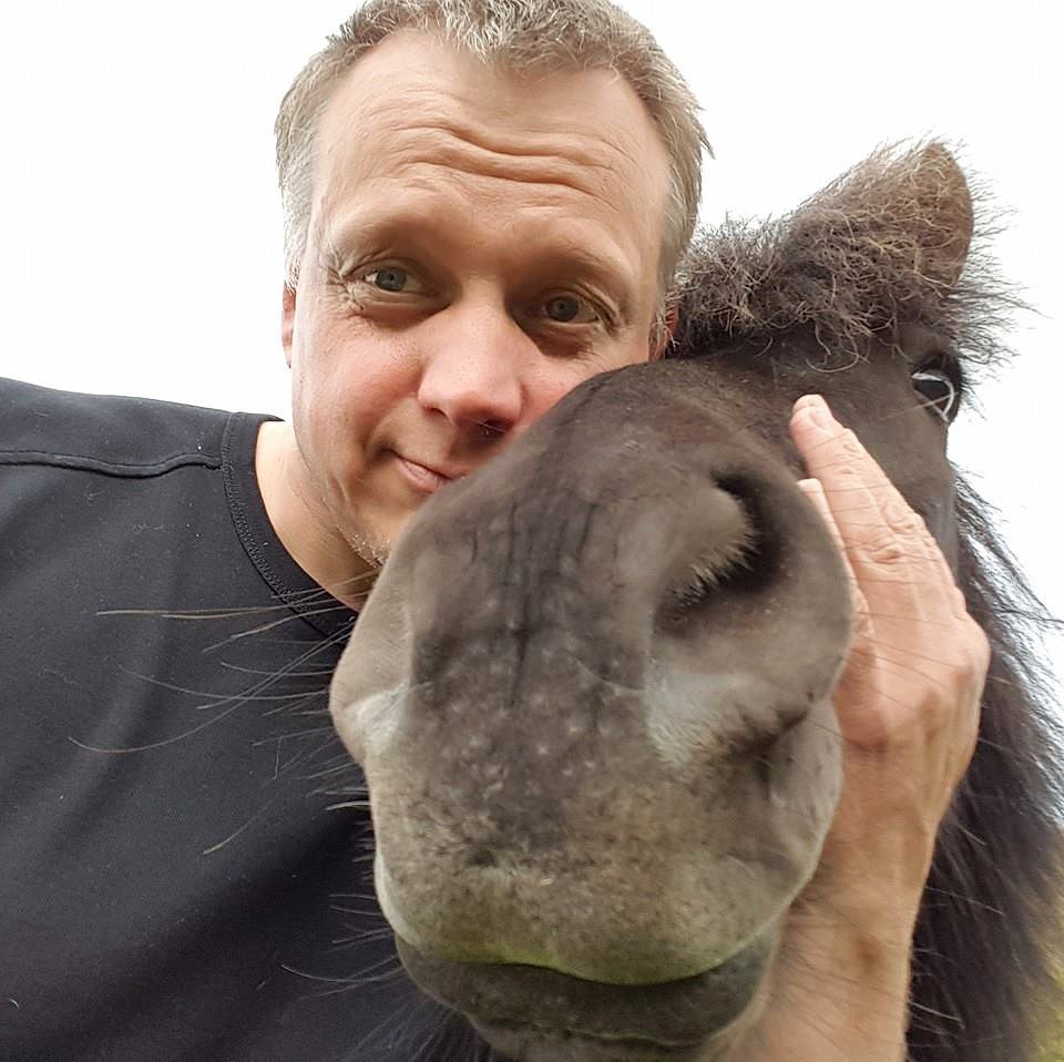 Einar Kolbeins ásamt kátum ferfættum vísnavini. MYND AF FB