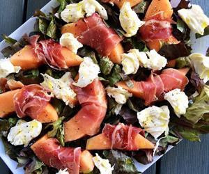 Einfalt salat með melónu og hráskinku. Mynd af vef MS.