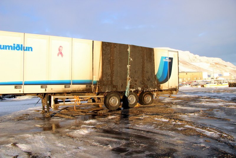 Eldurinn náði að læsa sig í flutningavagn og er hann mikið skemmdur eftir. Mynd: PF