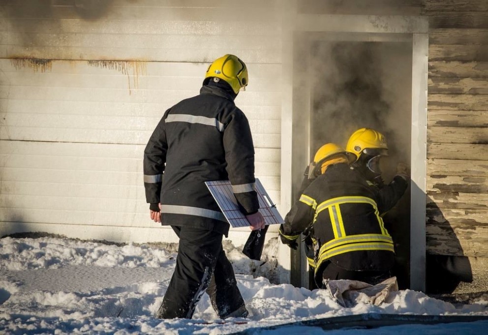 Um kl. 4 í gær kviknaði eldur í bíl sem staðsettur var í bragga við gömlu mjólkurstöðina á Blönduósi. Mynd: Róbert Daníel Jónsson.