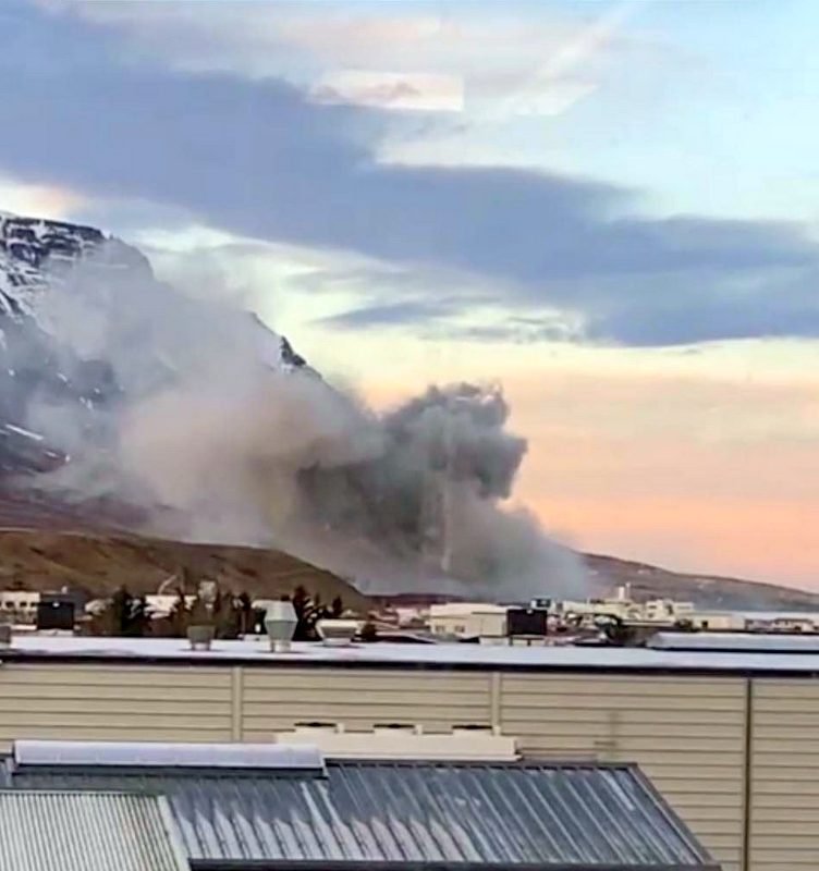 Eins og sjá má myndaðist mykill reykur þegar eldar náðu að loga í Steinullarverksmiðjunni i gær. Mynd: Hugrún Pálsdóttir.