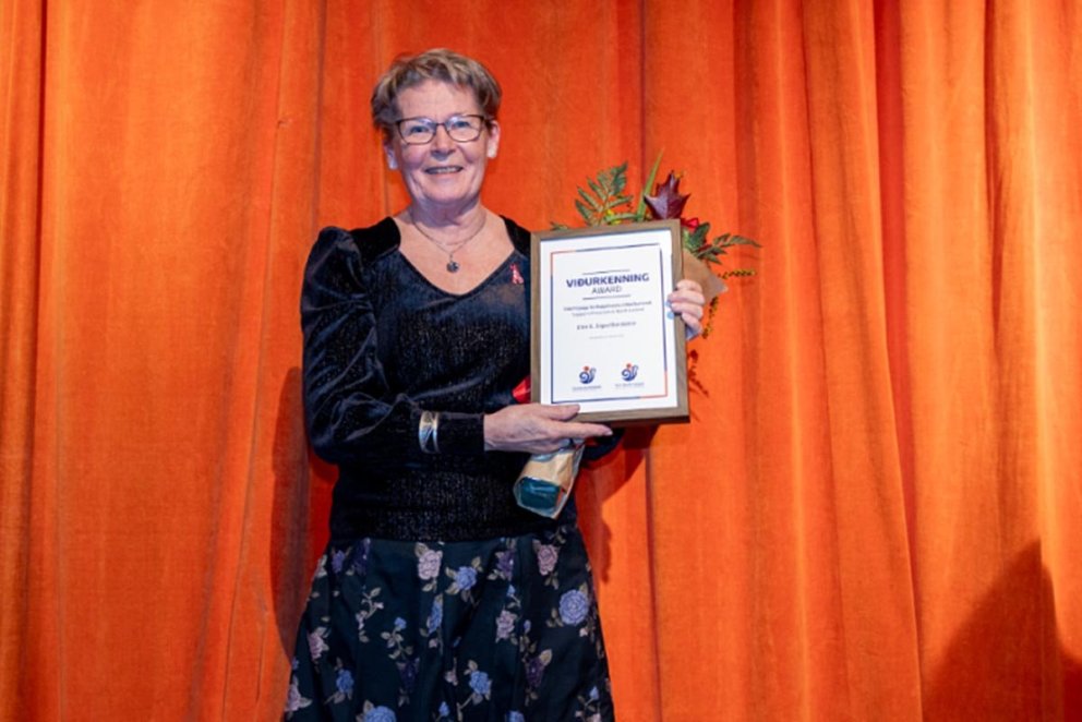 Elín S. Sigurðardóttir forstöðumaður Heimilisiðnaðarsafnsins á Blönduósi tekur við viðurkenningunni. MYND AF HÚNI.IS
