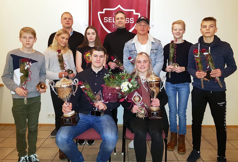 Íþróttafólk deilda ásamt íþróttakarli og íþróttakonu ársins hjá Umf. Selfoss. Í aftari röð f.v. eru Logi Freyr Gissurarson sem tók við viðurkenningu f.h. Magdalenu Önnu, Birta Sif, Viktor S. Pálsson formaður Umf. Selfoss, Sara, Hilmar Örn Hilmarsson sem tók við viðurkenningu f.h. Guðmundar Axels, Egill, Bjarni Már og Þorsteinn Ragnar sem einnig tók við verðlaunum f.h. Dagnýjar Maríu. Fyrir framan eru Elvar Örn og Perla Ruth. Ljósmynd/UMFS