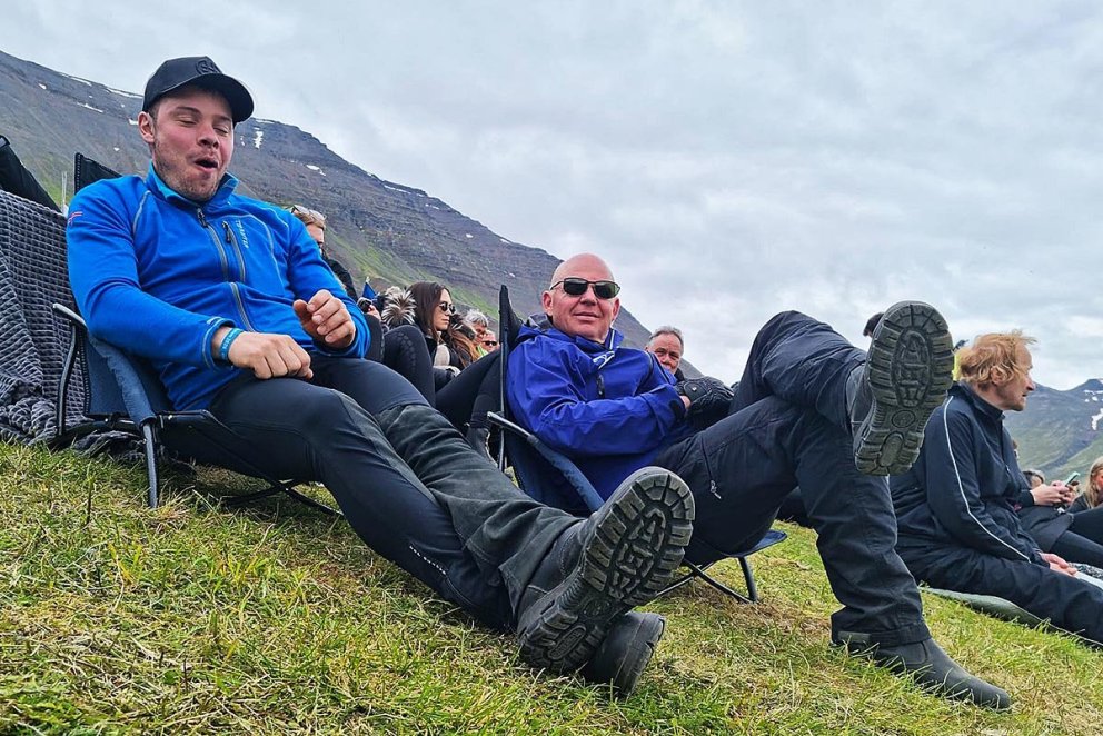 Þrátt fyrir annríki gaf Elvar sér tíma til að njóta í brekkunni á Landsmóti á Hólum  Til vinstri á myndinni er Julian Veith, tengdasonur Elvars.     Mynd: HMJ