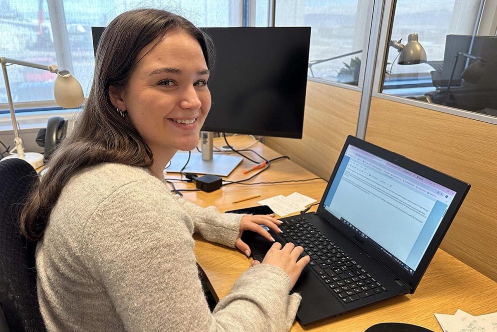 Emma Katrín að segja fyrstu fréttina á Feyki.is. MYND : ÓAB