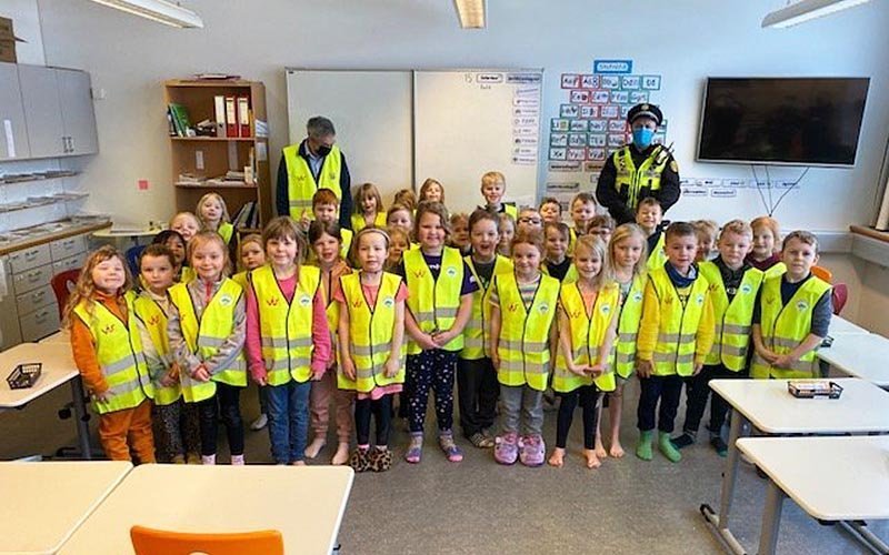 Allir sáttir með endurskinsvestin. MYND AF ÁRSKÓLI.IS