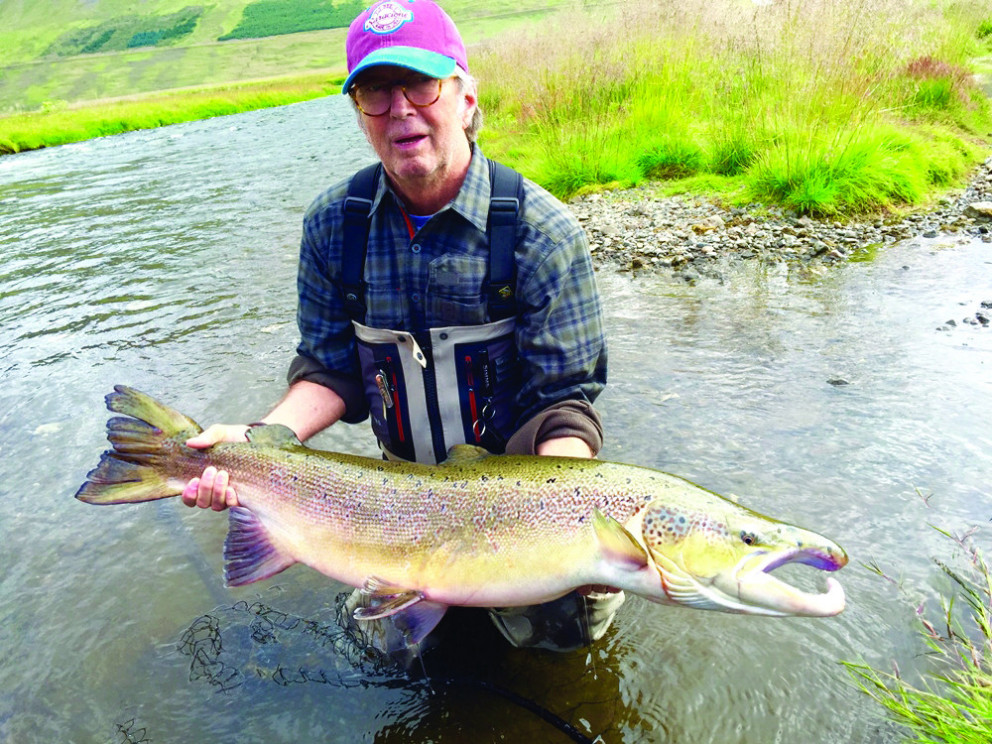 Eric Clapton með stórlax úr Vatnsdalsánni. Mynd: Vatnsdalsa.is.