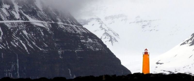 Vitinn á Hrólfsskeri á Eyjafirði og gamli vegurinn fyrir Ólafsfjarðarmúla hangir í hlíðinni vinstra megin. Mynd: Atli Rúnar Halldórsson.