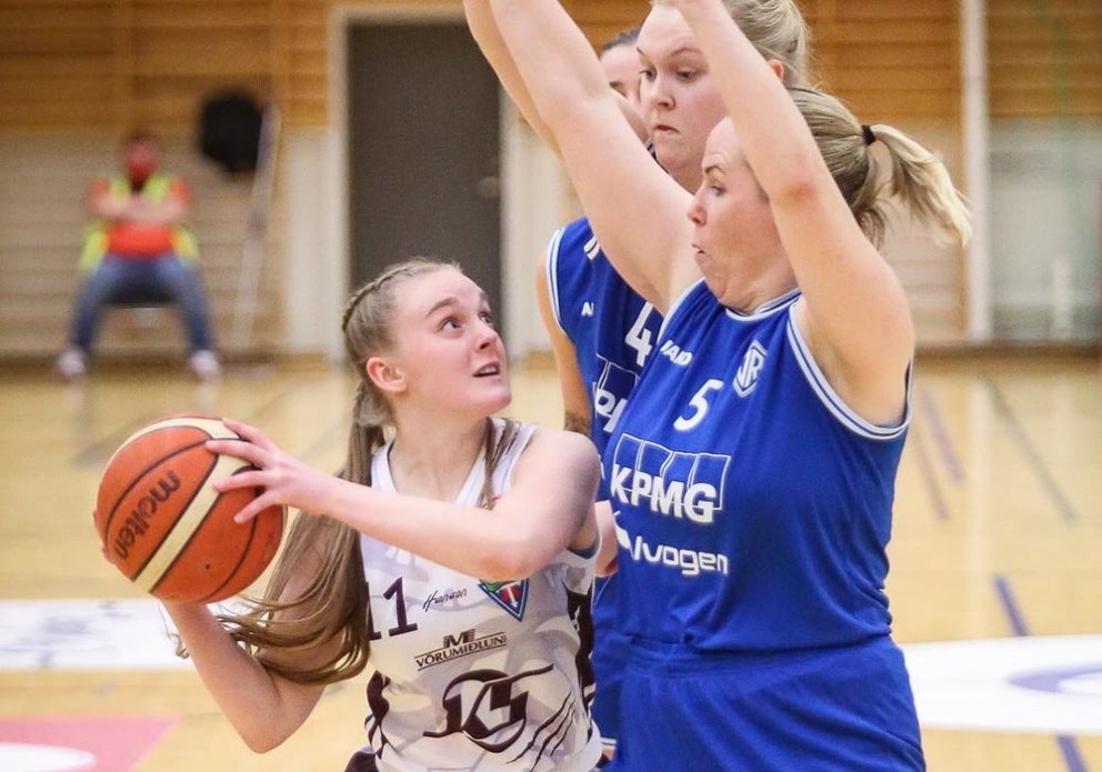 Eva Rún með boltann gegn liði ÍR í mars. Stundum eru verkefnin erfið. MYND: HJALTI ÁRNA