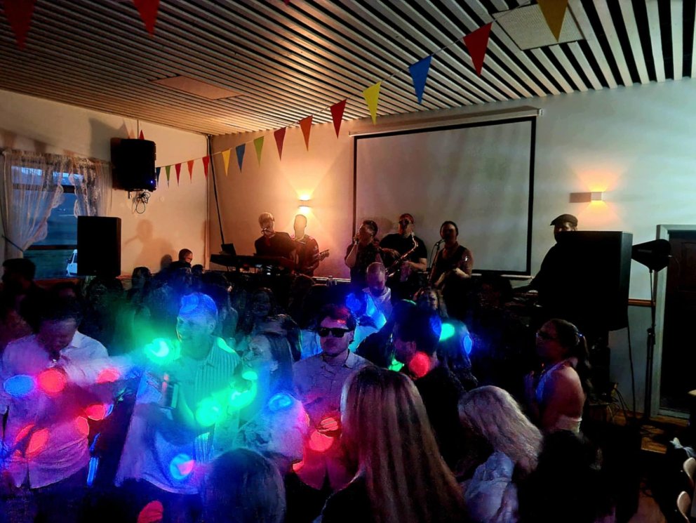 Danssveit Dósa tryllti liðinn í gærkvöldi. Mynd: hmj.