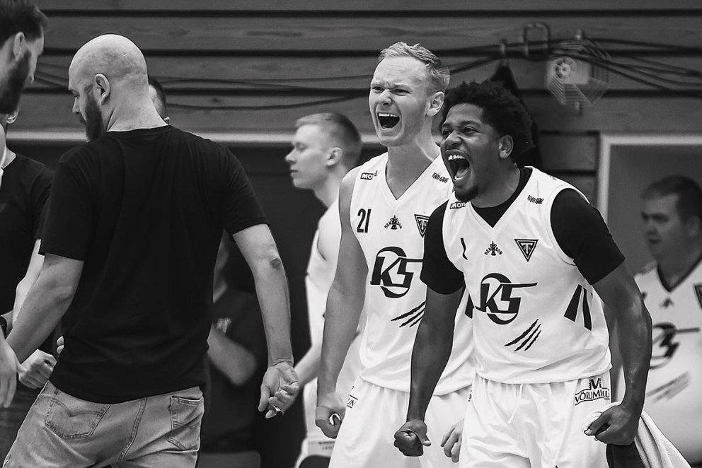 Tilfinngar í Síkinu. Júlíus Orri og Basile fagna körfu. MYND: SIGURÐUR INGI