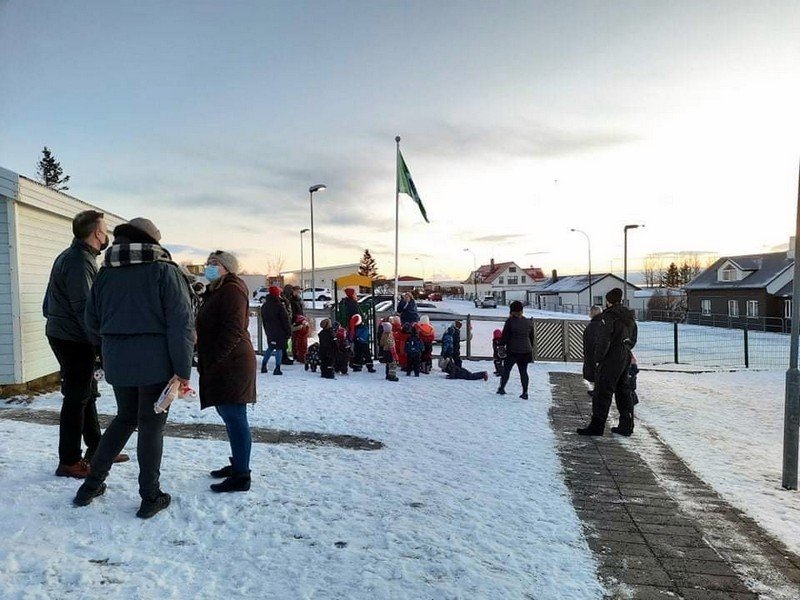 Grænfáninn afhentur leikskólanum Ásgarði á Hvammstanga. Aðsendar myndir.