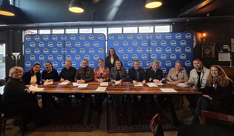 Frá undirritun samningsins í Krúttinu í gær. MYND AF SSNV:iS